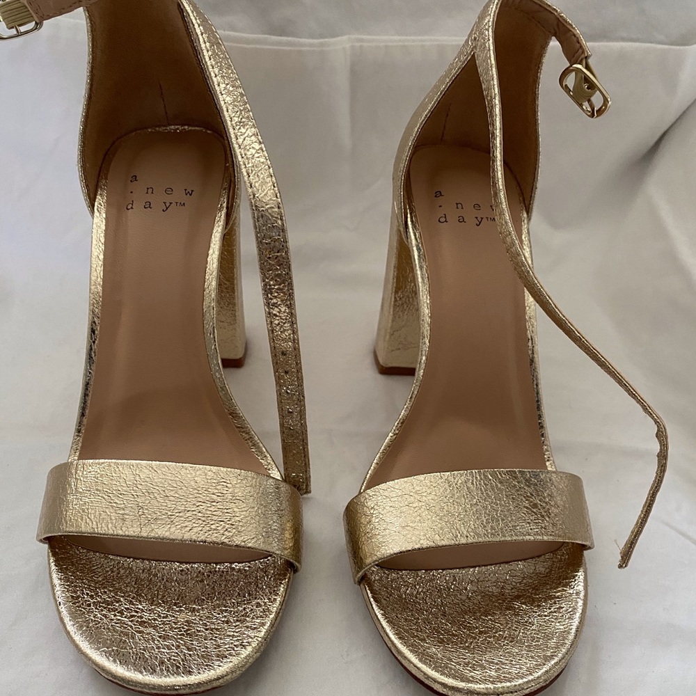 GOLD CHUNKY HEEL SANDALS
